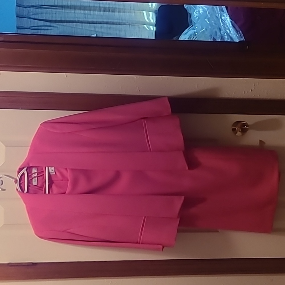 Women two-piece suit pink jacket and A-line dress. Size 8 Kasper Polyster